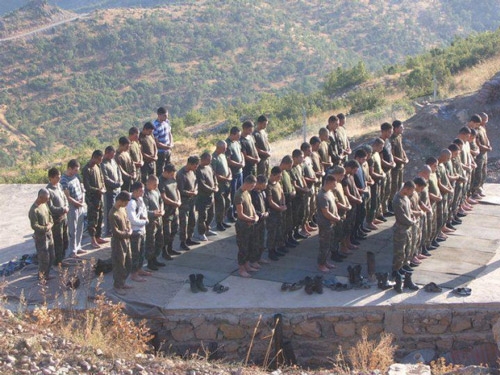 Cemaat Halinde Namaz Kilan Mehmetcik Resmi Uludag Sozluk