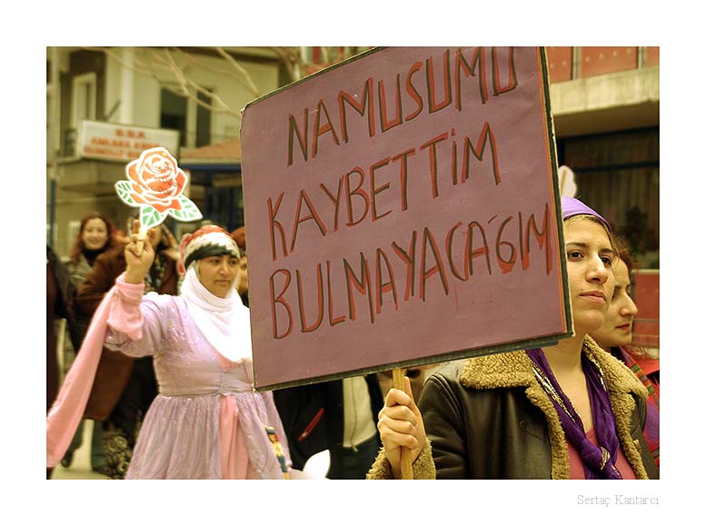 namus iki bacak arasında değildir - uludağ sözlük