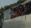 otobüste zor açılan camı açan erkek / #210876