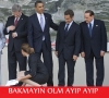 obama nın bir bayanın poposuna dikkatlice bakması / #193130