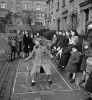 sokak aralarında oyun oynamış çocuk