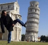 pisa kulesini ittirerek fotoğraf çektiren insan / #225752