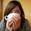 kahve fincanını iki eliyle sıkı sıkı saran kız